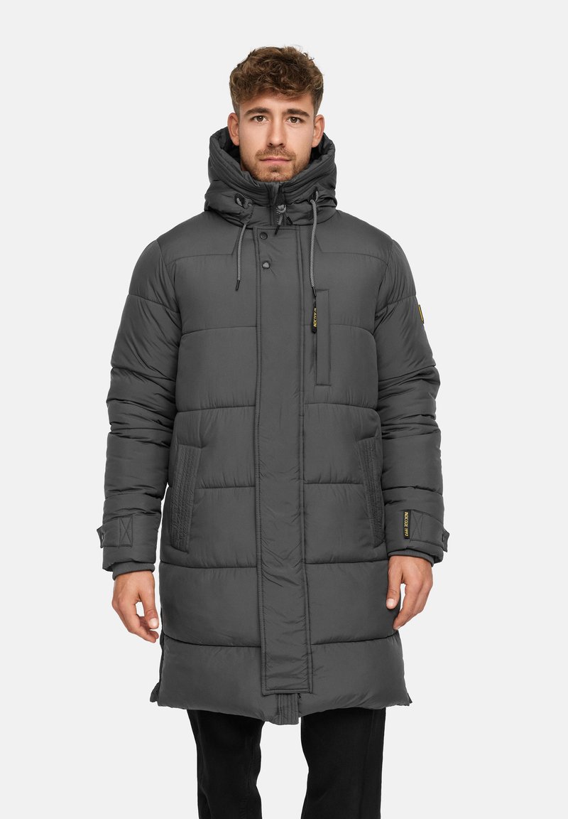 Grå polstret jakke med hette, med flere lommer og justerbare snøringer. Glatt tekstur og rett skreddersydd design. Svarte detaljer synlige.