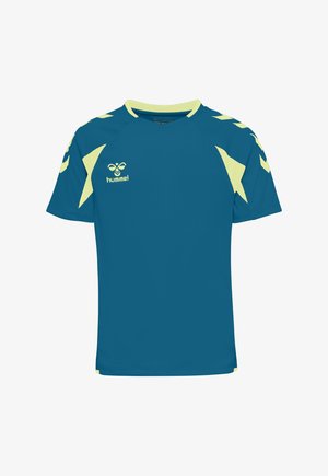 Blå sportsjakke med korte ærmer, gule chevronmønstre på skuldre og sider samt et lille hummel-logo på brystet.