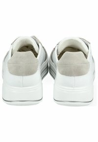 Weiße Sneaker mit einem grauen Wildlederakzent an der Ferse, ausgestattet mit einem perforierten Design, einem Obermaterial aus glattem Leder und einer strukturierten Gummisohle.