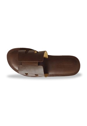 Bruine leren slidesandalen met twee brede banden, perforaties en een gladde afwerking. Voorzien van een gevormde voetbed voor comfort.
