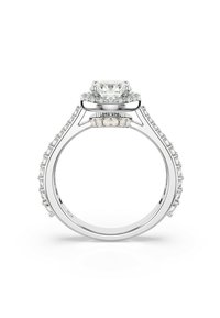 Pierścionek zaręczynowy z diamentem w okrągłym kształcie, otoczony mniejszymi kamieniami na wypolerowanej białej złotej obrączce. Posiada dekoracyjny podzielony shank.