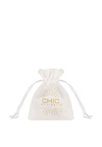 Pochette blanche à cordon en tissu doux, avec le texte doré "CHIC by LIRETTE" et un motif décoratif en rayons de soleil. Texture lisse.