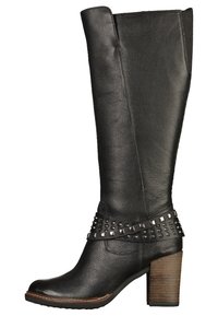 Botín negro de cuero hasta la rodilla con una superficie texturizada, que presenta una correa con tachuelas y un tacón de bloque de madera. Diseño de punta redondeada.