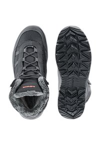 Zwarte sportschoenen met een bovenwerk van mesh, een fleece voering en een rubberen buitenzool met een sterk profiel. Veters en logo-accenten in het rood.