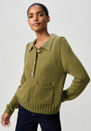 Olivengrøn strikket sweater med kravehals, der har perledetaljer, to forreste lommer og ribbede manchetter og bund.