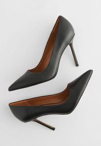 Tacchi alti in pelle nera con punte affusolate e tacchi a stiletto di 10 cm. Texture liscia, design minimalista, fodera interna marrone e senza decorazioni.