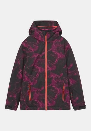 Dunkle Jacke mit lila Tarnmuster, leuchtend orangefarbenem Reißverschluss und Taschen-Details sowie angenähter Kapuze.