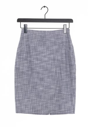 Falda lápiz gris hecha de tela texturizada, con un diseño ajustado y un patrón sutil, exhibida en un gancho negro para colgar.