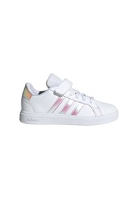 Vit sneaker med en slät syntetisk ovandel, som har tre iriserande rosa ränder, ett spänne och snören, samt en gummisula.