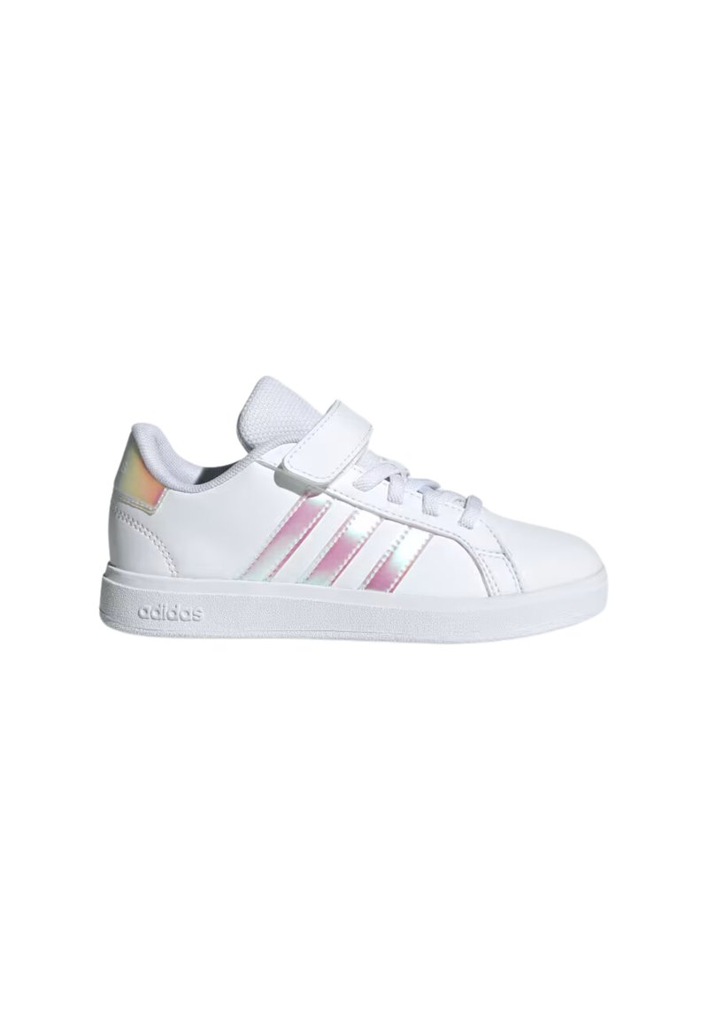 Vit sneaker med en slät syntetisk ovandel, som har tre iriserande rosa ränder, ett spänne och snören, samt en gummisula.