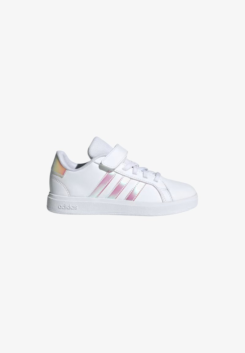 Vit sneaker med en slät syntetisk ovandel, som har tre iriserande rosa ränder, ett spänne och snören, samt en gummisula.