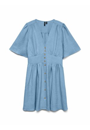 Vestido azul claro de manga corta con escote en V, cintura ceñida y botones en la parte delantera. Hecho de una tela texturizada con una falda fluida.
