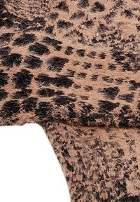 Tkanina s leopardím vzorem s měkkým, texturovaným povrchem v odstínech béžové a černé, s výraznými značkami a hladkým zakončením.