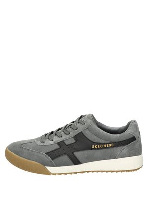 Sneaker grigia in suede con accenti neri e suola in gomma, con lacci frontali, logo sul lato e dettagli testurizzati sulla tomaia.