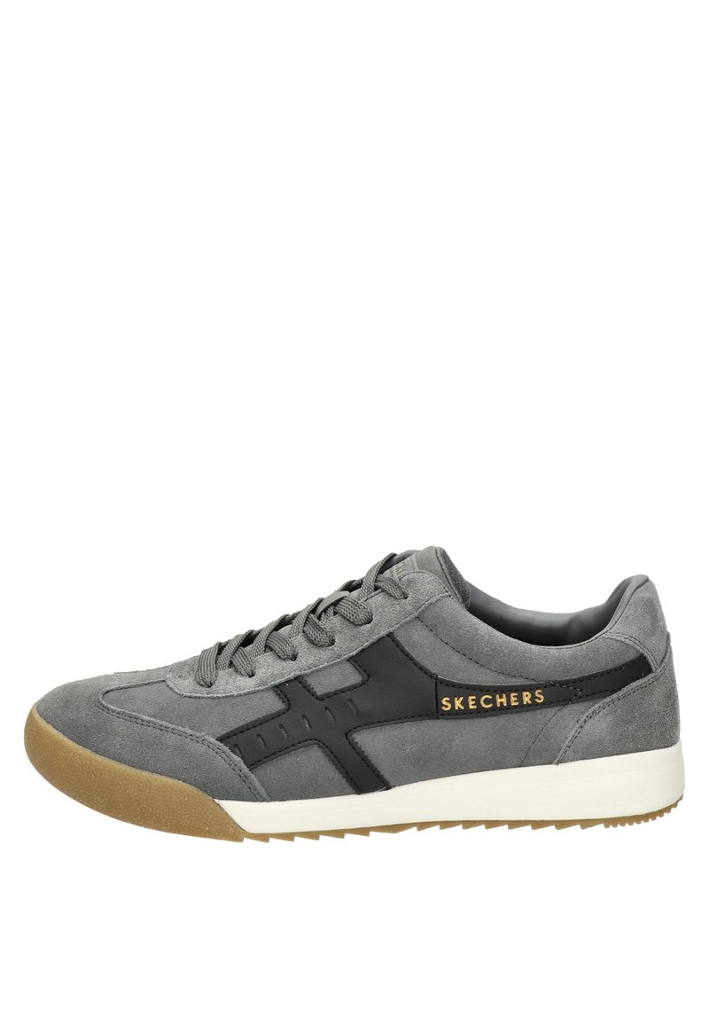 Zapatillas de ante gris con acentos negros y suela de goma, con cordones en la parte frontal, logotipo en el lateral y detalles texturizados en la parte superior.