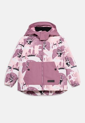 Veste d'hiver à capuche pour enfants rose et violet avec motif raton laveur et paysage enneigé, fermeture éclair à l'avant et deux grandes poches boutonnées.