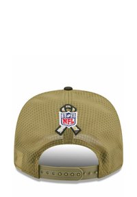 Olivgrüner Hut aus strukturiertem Netzmaterial, ausgestattet mit einem gestickten NFL-Logo und einem Bandakzent auf der Rückseite, verstellbarer Snapverschluss.