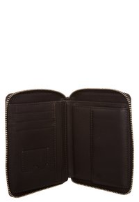 Portafoglio in pelle marrone scuro con zip, aperto per mostrare diversi scomparti per carte e una tasca più grande all'interno.