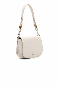 Off-white leren handtas met een gebogen ontwerp. Voorzien van een stevige kettingriem en een zijvak met rits voor extra detail.