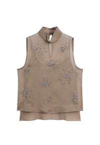 Mouwloze beige top met hoge kraag en oogje, versierd met zilveren kralen in sterrenpatronen aan de voorkant en een gelaagde zoom.