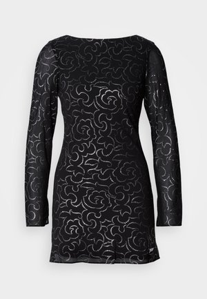 Fekete, hosszú ujjú ruha, amely texturált ezüstörvény mintával, kerek nyakkivágással és testhez álló fazonnal rendelkezik, az alján pedig hasítékkal.