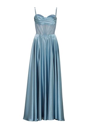 Abito lungo in satin di un blu chiaro, con scollatura a cuore, pannelli laterali trasparenti e pieghe a cascata per texture e movimento.