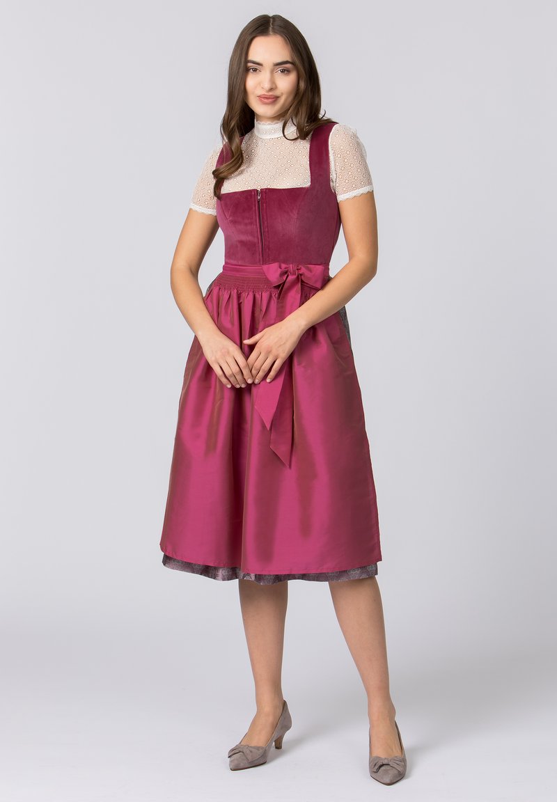 Fuchsia Kleid mit angepasstem Oberteil, Reißverschluss und ausgestellt Rock. Es hat eine gebundene Taille und eine geschichtete Textur unterhalb des Rocks.