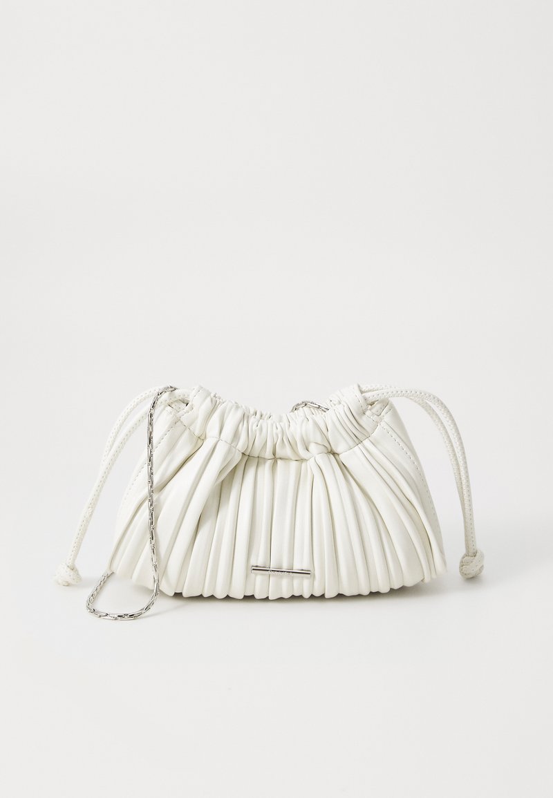 Bolsa plissada branca feita de material suave. Apresenta fecho por cordão, alças trançadas e um detalhe em metal prateado.