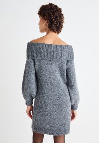 Hallharjane off-the-shoulder kudumkleit ribist krae ja mansettidega, pehme, tekstuuriga lõpetamise ja voolava siluettiga.