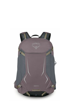 Mochila de senderismo Osprey Hikelite 28 en gris y oliva con correas acolchadas y múltiples hebillas de ajuste, vista frontal sobre fondo blanco.