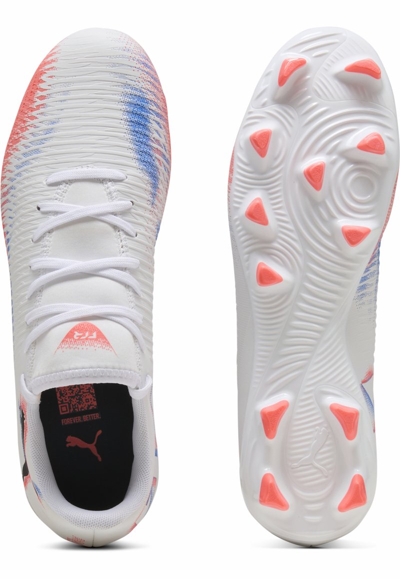 Weiße Sportschuhe mit blauen und rosa strukturierten Akzenten, ausgestattet mit einem Schnürdesign und einer gemusterten Gummisohle mit rosa Traktionsnoppen.