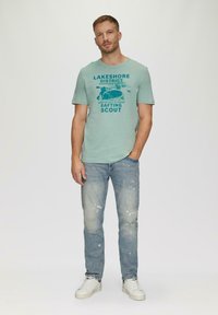 s.Oliver MIT FRONTPRINT - Triko s potiskem - salbeigrün