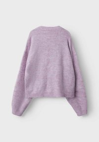Pull en tricot lavande avec une finition texturée, épaules tombantes et ourlet côtelé. Coupe courte et décontractée avec des manches longues en forme de ballon.