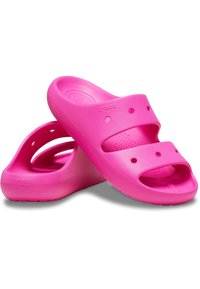 Rosa Crocs sandaler laget av myk, slitesterk skum. Har design med åpen tå, flere ventilasjonsåpninger og en strukturert fotseng for komfort.