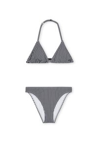 Czarny i biały bikini w paski, składający się z trójkątnego topu z regulowanymi ramiączkami na szyi oraz pasujących niskich majtek. Gładka faktura.