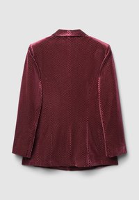 Blazer in velluto bordeaux con motivo a nido d'ape testurizzato, colletto con rever e vestibilità sartoriale. Presenta maniche lunghe e una fodera liscia.