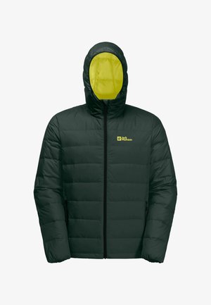 Donkergroene, puffy jas met rits aan de voorkant, grote capuchon gevoerd met felgeel, en logo op de linkerkant van de borst. Bevat twee zijzakken.