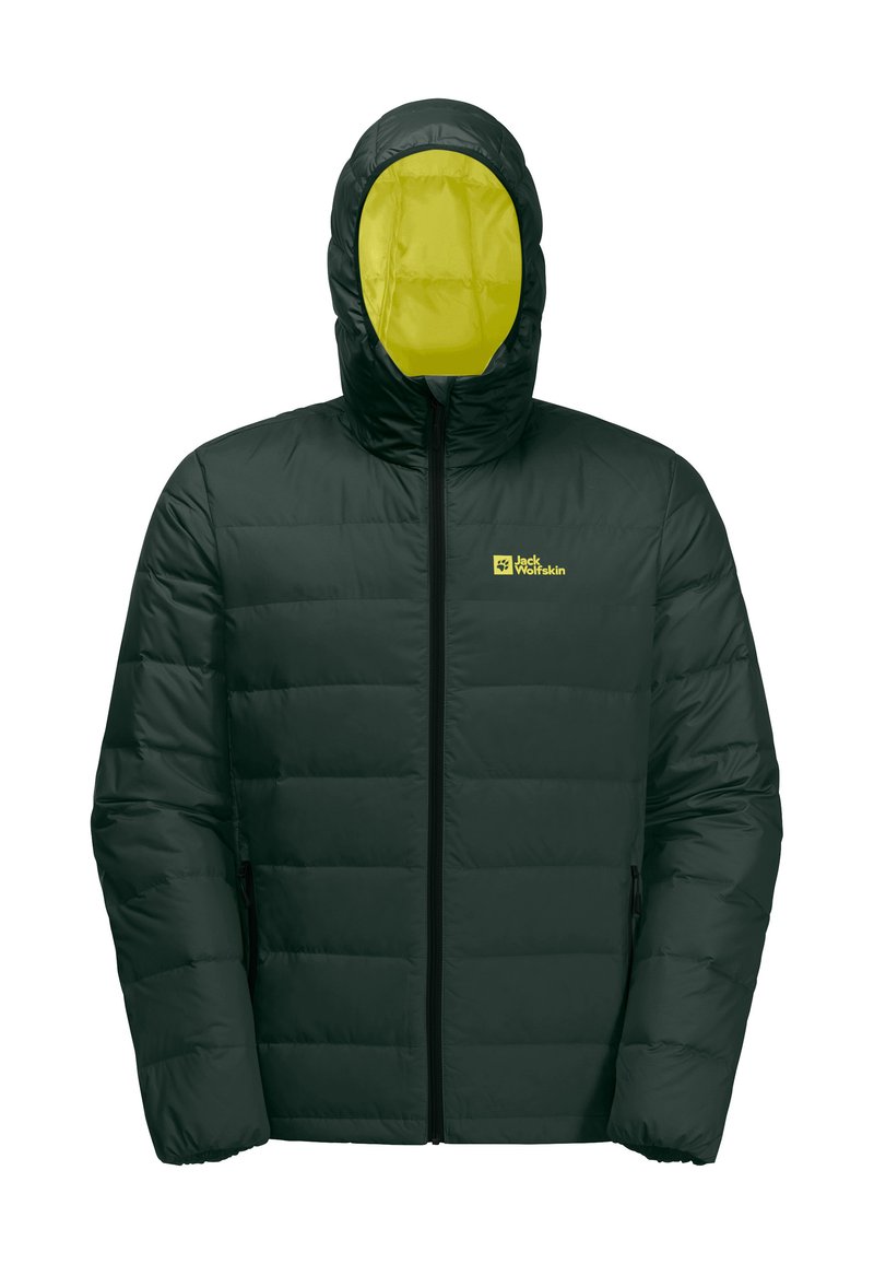 Veste rembourrée vert foncé avec fermeture éclair sur le devant, grande capuche doublée de jaune vif, et logo sur la poitrine gauche. Elle possède deux poches latérales.