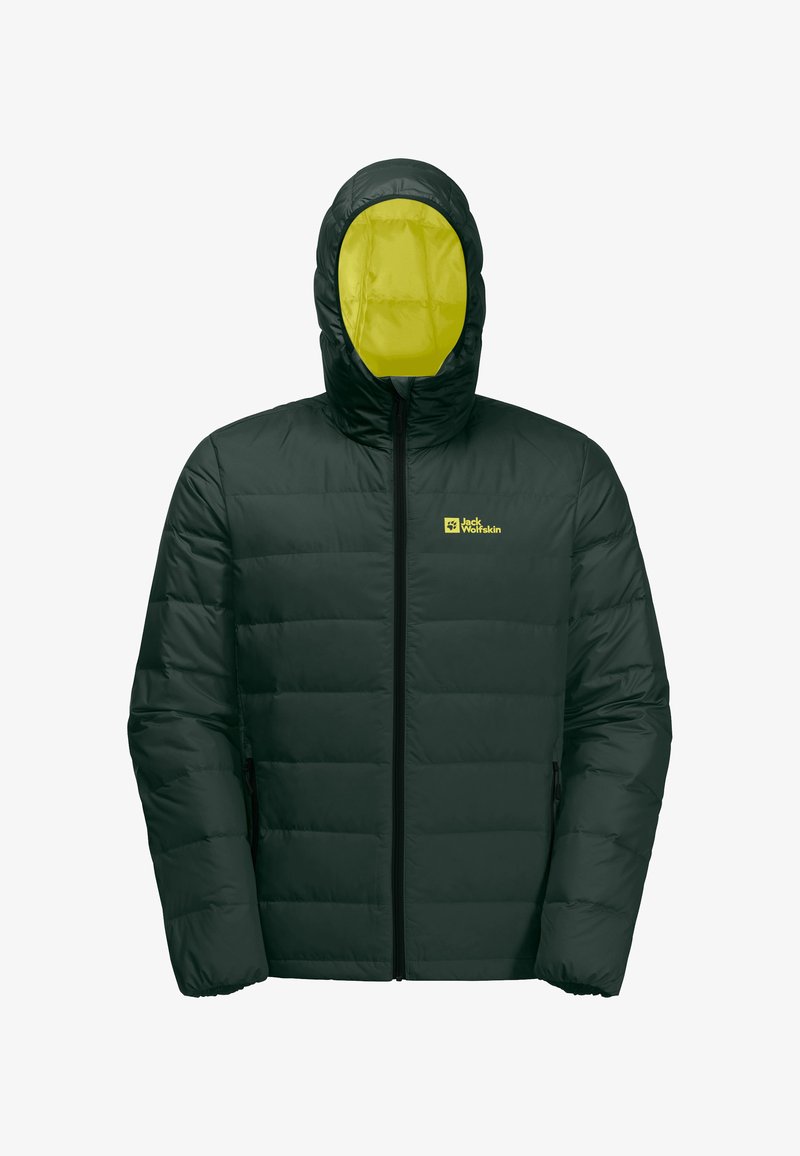 Chaqueta acolchada de color verde oscuro, con cremallera frontal, gran capucha forrada en amarillo brillante y logo en el lado izquierdo del pecho. Cuenta con dos bolsillos laterales.