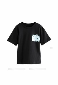 Camiseta de algodón negra con mangas cortas y cuello redondo. Presenta un gráfico de texto en azul claro que dice "COOL DUDE" en el frontal.