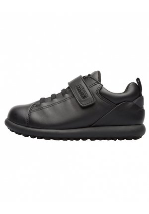 Schwarzer synthetischer Schuh mit einer abgerundeten Zehenpartie, Schnürdesign und einem Klettverschluss. Verfügt über strukturierte Seitenpaneele und eine Gummisohle mit Grip.