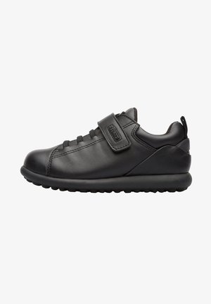 Scarpa sintetica nera con punta arrotondata, design con lacci e una strap in velcro. Presenta pannelli laterali testurizzati e una suola in gomma con grip.