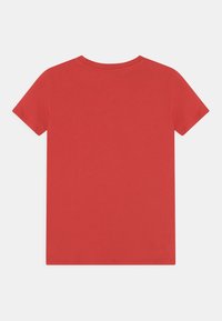 Czerwona koszulka z krótkim rękawem i okrągłym dekoltem, wykonana z gładkiego materiału, z prostym wzorem, bez nadruków ani grafik.