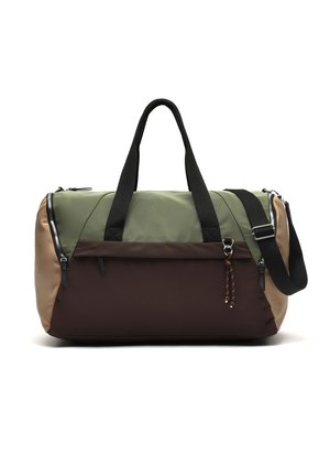 Duffli kott rohelistest, pruunidest ja beežidest paneelidest, mustade käepidemetega, esiküljel tõmblukuga tasku ja reguleeritava pikkusega musta õlarihmaga.