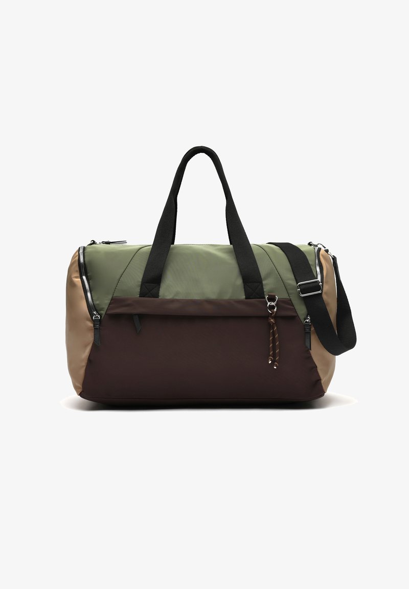 Borsone con pannelli verdi, marroni e beige, manici neri, tasca frontale con cerniera e tracolla nera regolabile.