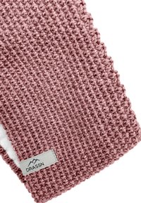 Pink knitted scarf featuring a textured pattern, with a soft inner lining and a gray label displaying the brand name "DRASSN."