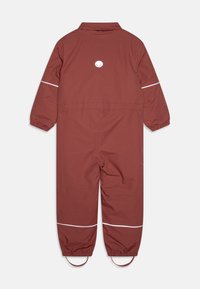 Macaco impermeável vermelho com punhos elásticos, riscas brancas reflexivas, colarinho e um logótipo circular nas costas. Textura suave, cobertura total do corpo.