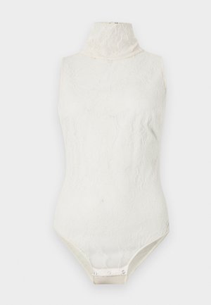 Mouwloze witte kanten body met hoge hals en drukknoopsluiting in het kruis, afgebeeld tegen een egale achtergrond.