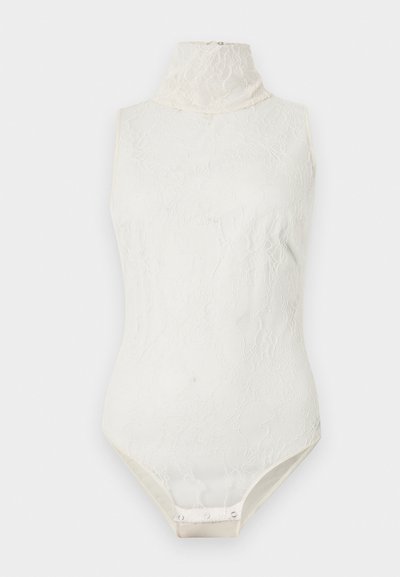 Άσπρο κορμάκι χωρίς μανίκια από δαντέλα με ψηλό λαιμό και κούμπωμα με κουμπιά στο καβάλο, εμφανίζεται σε απλό φόντο.