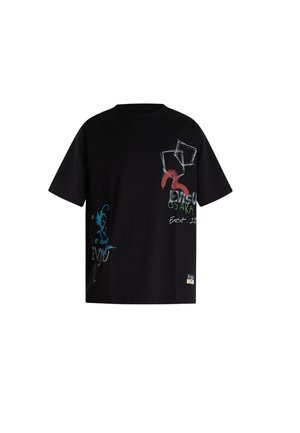 T-shirt nera a maniche corte con grafiche astratte blu e rosse, quadrati schizzo bianchi e testo bianco e verde con la scritta "Evisu Osaka Est. 19".